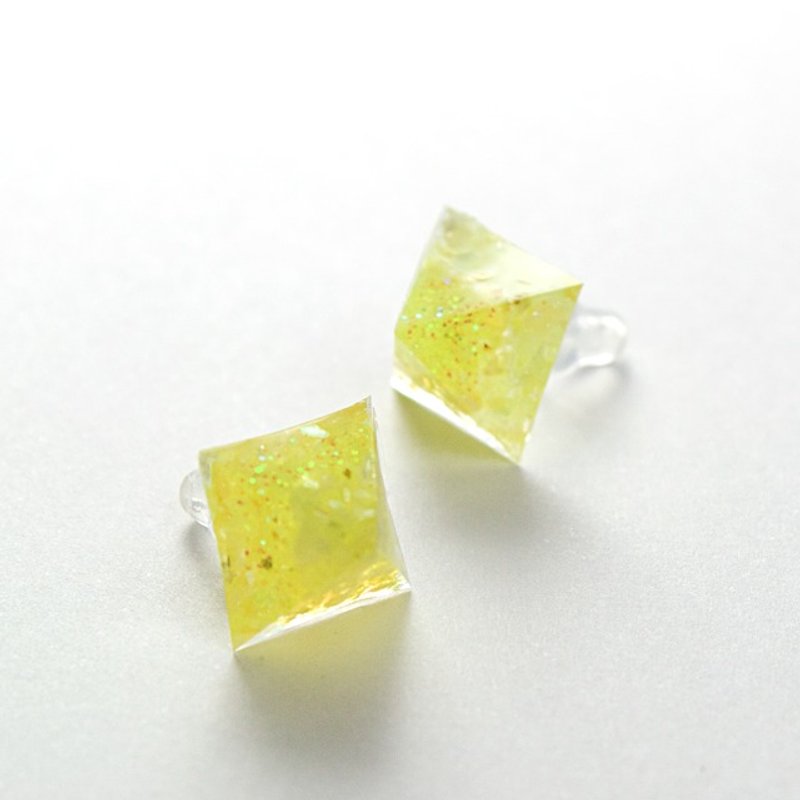 Pyramid-shaped earrings (canary) - ต่างหู - วัสดุอื่นๆ สีเหลือง