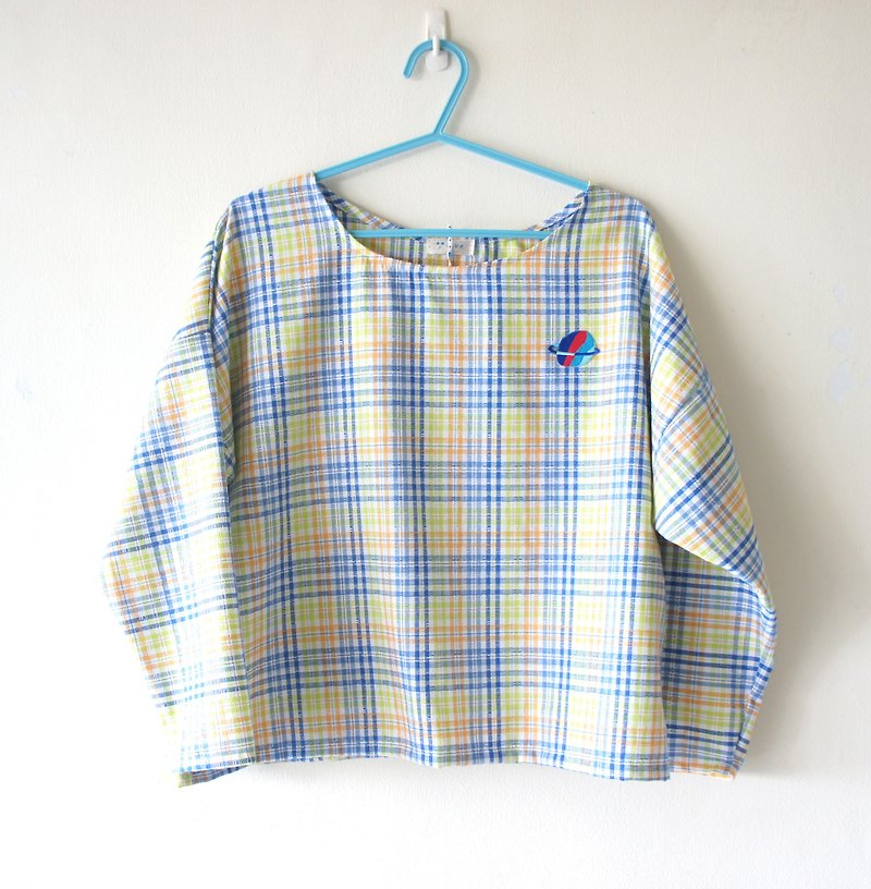 Pretty Plaid cotton / Planet embroidery round neck long-sleeved comfortable - Women's Tops - Cotton & Hemp Blue