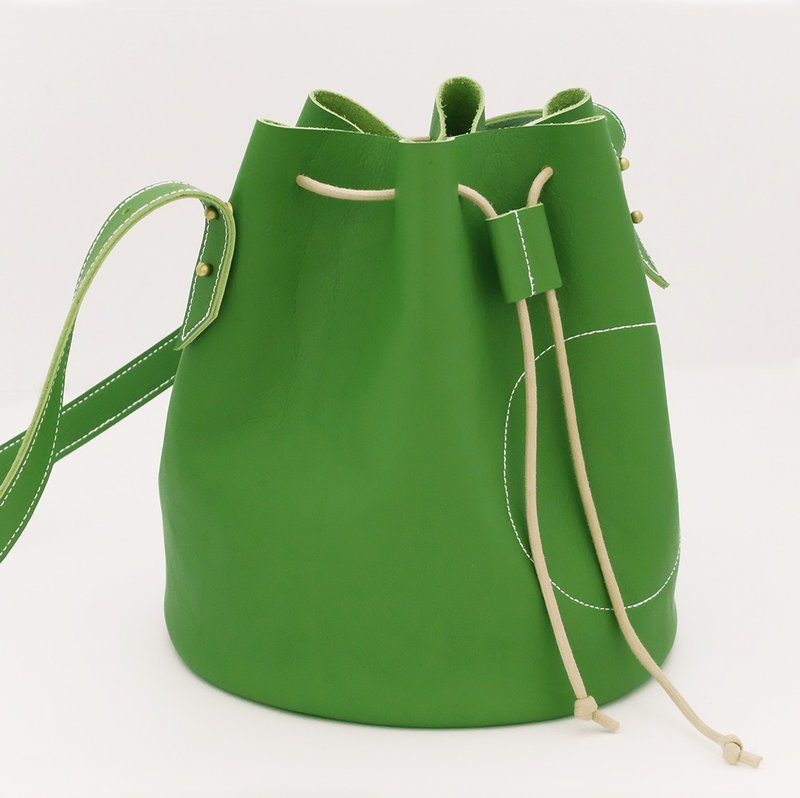 A lot of fresh green lemon round leather bucket bag small pockets of adjustable length - กระเป๋าแมสเซนเจอร์ - หนังแท้ สีเขียว