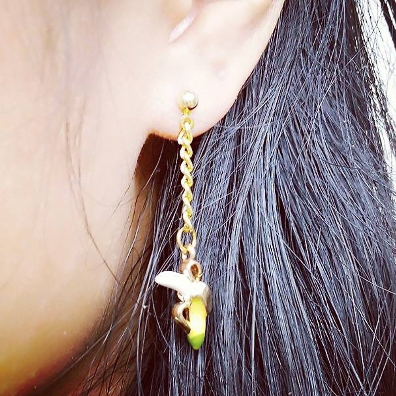 Banana earrings] [Lost and find simple fruit-based girl on ear / ear clip - ต่างหู - โลหะ สีเหลือง