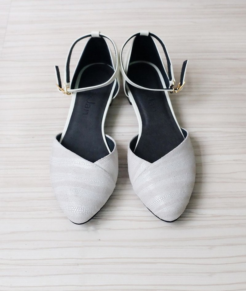 [Banquet] buckle gorgeous lace low-heeled sandals _ pearl necklace - Women's Casual Shoes - Genuine Leather White