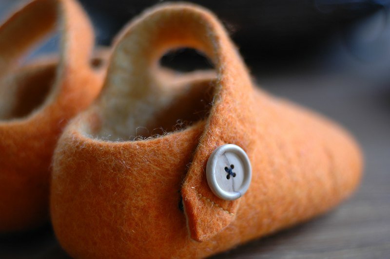 Wool felt indoor shoes - wooden buckle - รองเท้าเด็ก - ขนแกะ สีส้ม