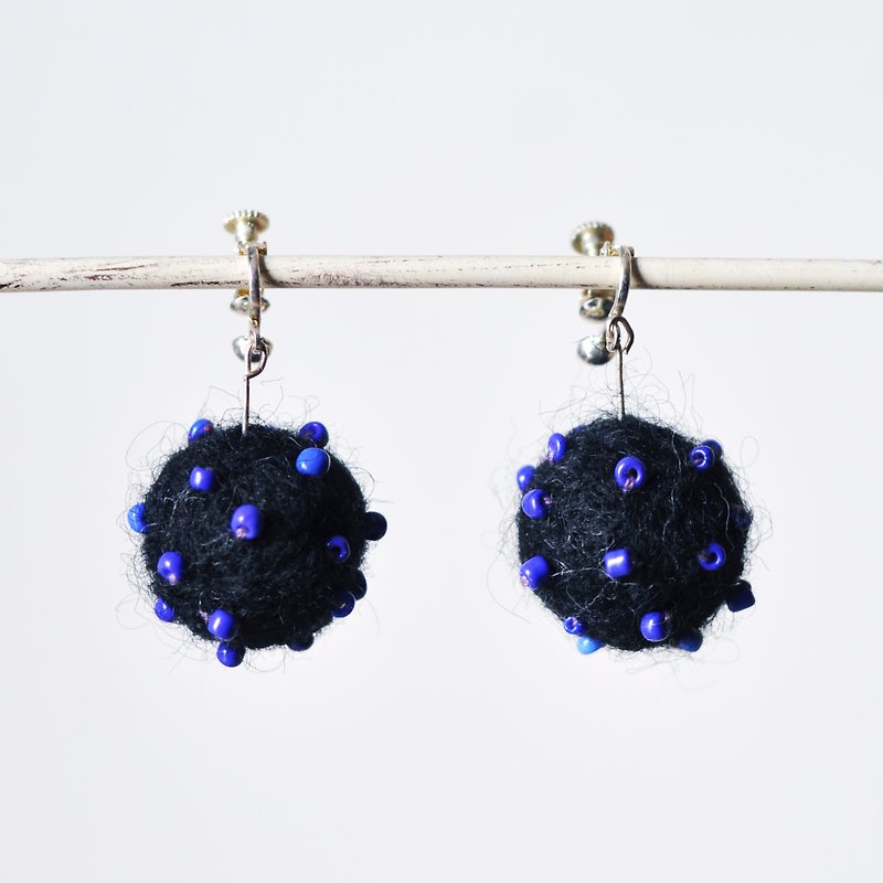 Dark blue seed small planet stamp pin earrings handmade wool felt - ต่างหู - ขนแกะ สีดำ