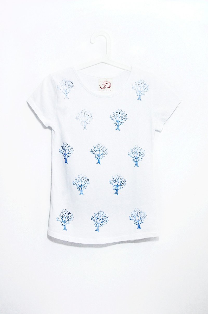 Hand-feel printing 100% cotton T-Magic Forest - เสื้อยืดผู้หญิง - ผ้าฝ้าย/ผ้าลินิน ขาว