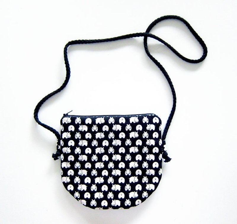 Semi-slung zipper bag / purse cute hippo (also choose other purse fabric patterns) - กระเป๋าแมสเซนเจอร์ - วัสดุอื่นๆ สีดำ