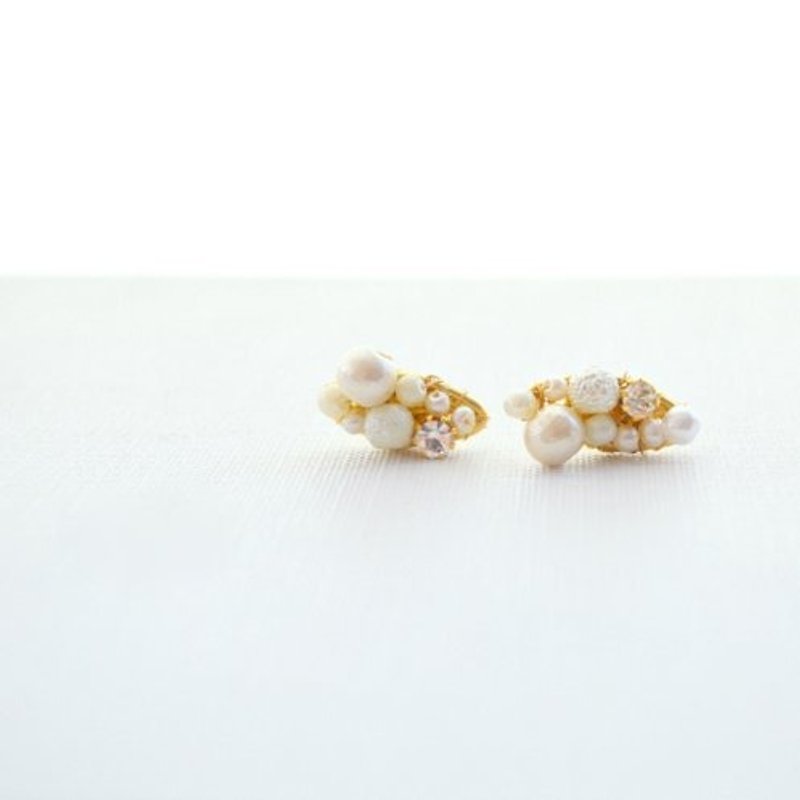 Olive-style base pearl earrings - ต่างหู - โลหะ ขาว
