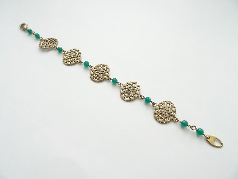 ::Downton Retro – Lady Cora:: Green Agate Vintage Brass Oval Filigree Bracelet - สร้อยข้อมือ - เครื่องประดับพลอย สีเขียว