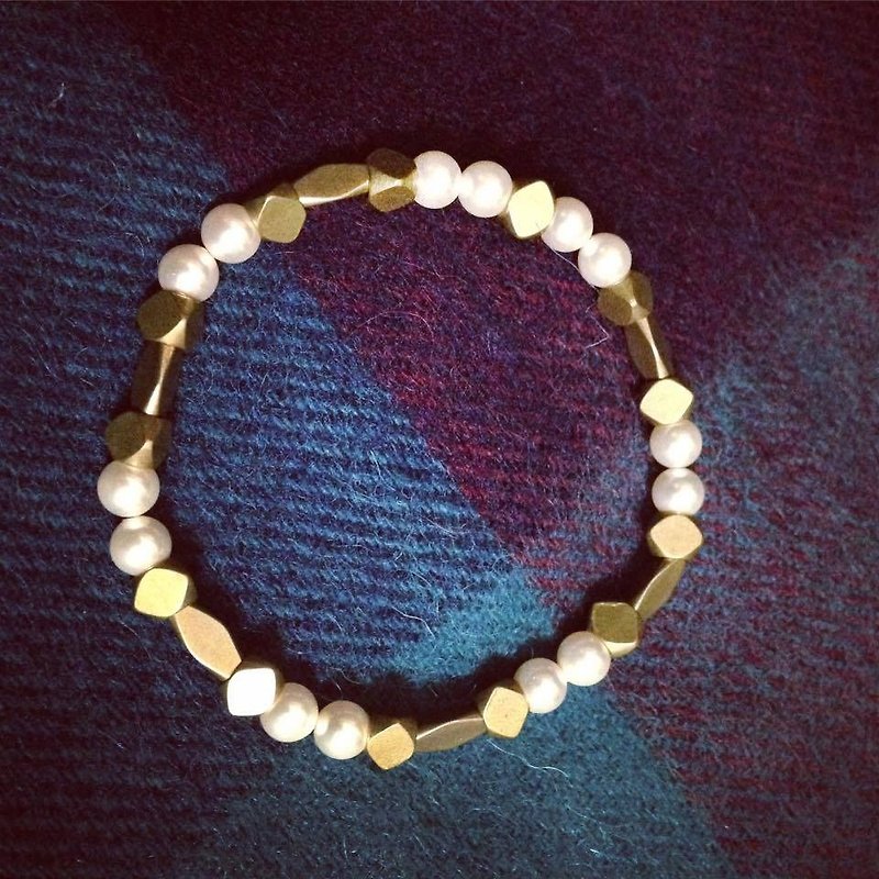 Waltz ◆white- Natural stone / Gemstone / Brass / Bracelet Jewelry design - Bracelets - Gemstone White