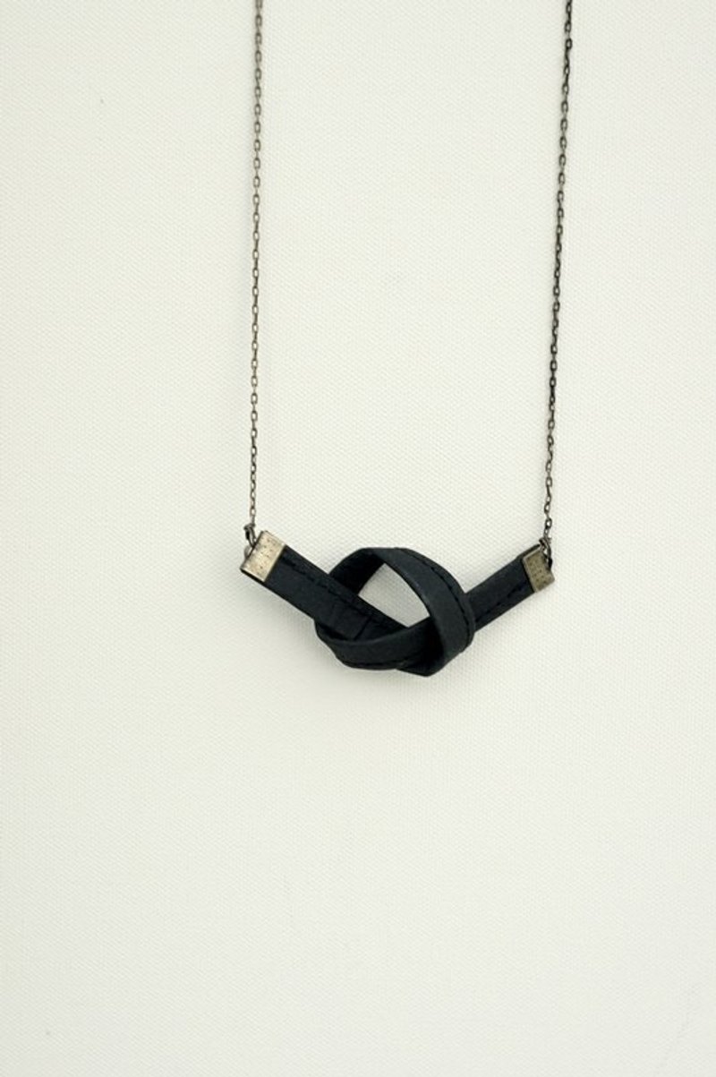 「Paper Jewelry」直線的練習no.5 -knot 結 - 項鍊 - 紙 黑色