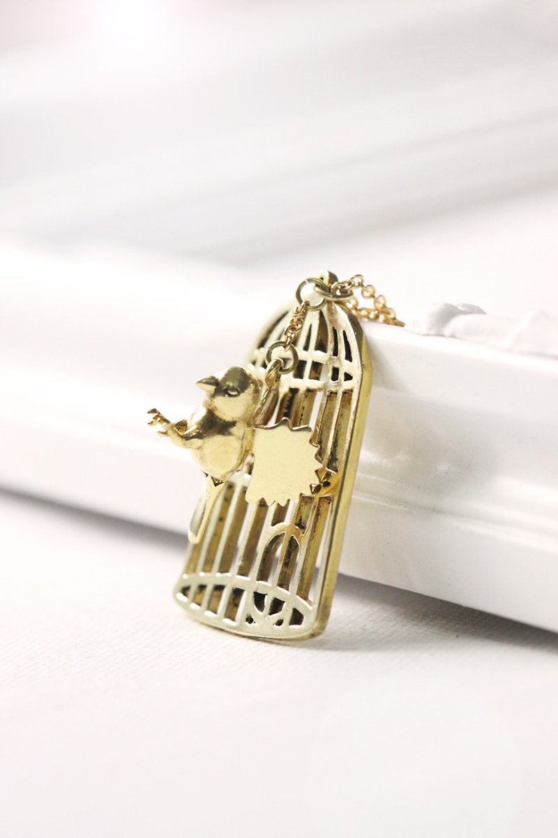 Small bird necklace and bird cage by linen. - 項鍊 - 其他金屬 