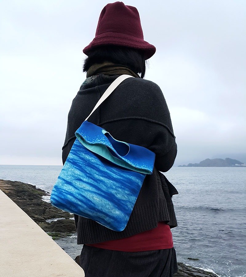 Mother Nature's Creativity_My Glück Ocean Figure Shoulder Bags_Inside-out(M) - กระเป๋าแมสเซนเจอร์ - วัสดุอื่นๆ สีน้ำเงิน