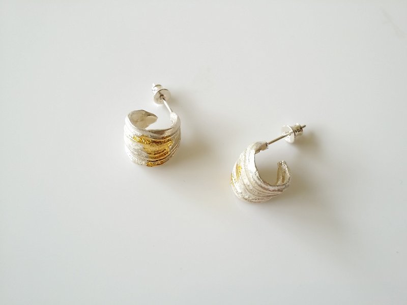 Silver earrings botany BTE005月桃种子金箔 - Earrings & Clip-ons - Other Metals White