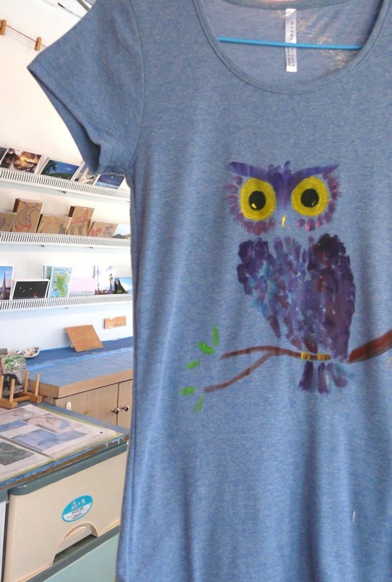 Blue and Purple Rendering Owl-Winwing Hand-painted Clothes - เสื้อยืดผู้หญิง - ผ้าฝ้าย/ผ้าลินิน 