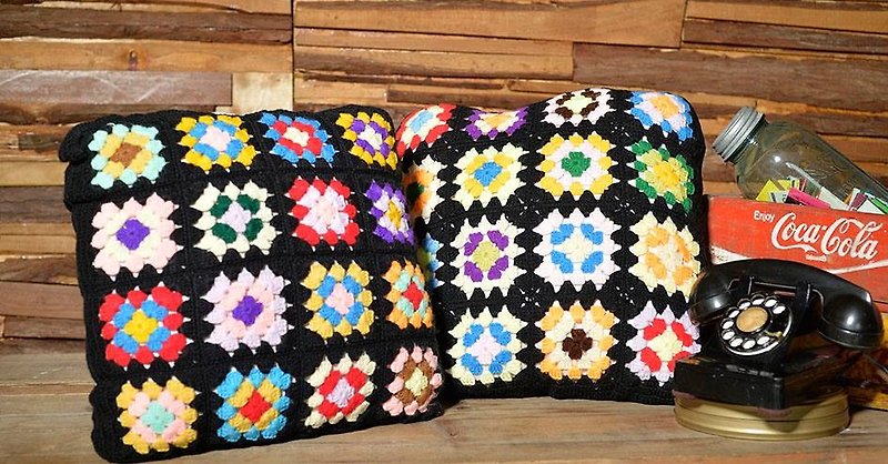 Pop style hand-woven pillow - หมอน - วัสดุอื่นๆ สีดำ