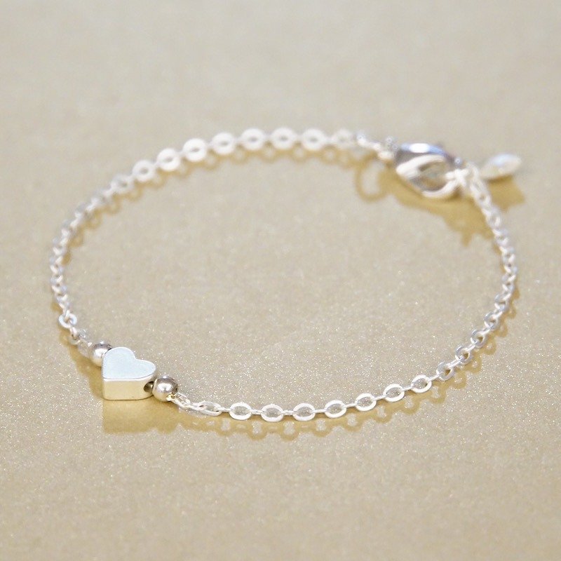 ITS-822 [heart series] Heart-shaped copper-plated silver bracelet. Silver. - สร้อยข้อมือ - โลหะ สีเทา