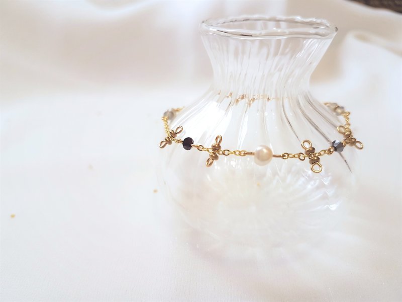 Queen Victoria‧ Pearl Crystal Bronze Classic Thin Bracelet - สร้อยข้อมือ - ทองแดงทองเหลือง สีแดง