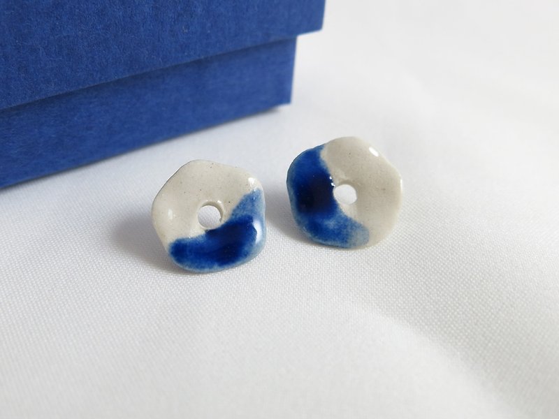 Le printemps blue and white porcelain earrings / blue and white porcelain jewelry - ต่างหู - เครื่องลายคราม ขาว