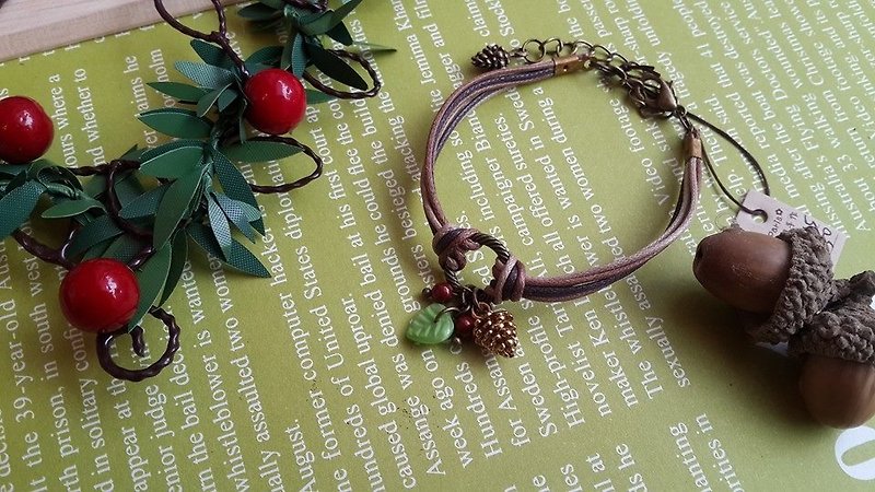 Paris. Happy handmade. ZAKKA. Pine cones and fruit. Pearl wax thread bracelet. Christmas present - Bracelets - Other Metals Brown