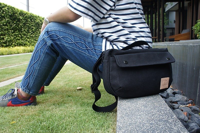 messenger bag medium size black colour travel look - กระเป๋าแมสเซนเจอร์ - วัสดุอื่นๆ สีดำ