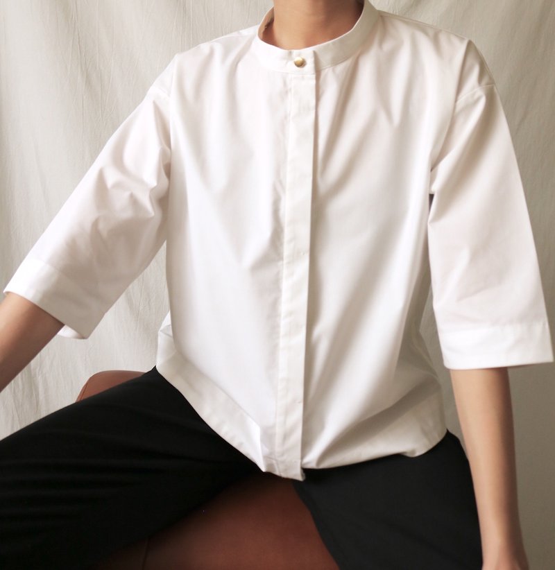Kusmi Shirt Chalk white gold button Zhongshan collar three-quarter sleeve shirt - เสื้อเชิ้ตผู้หญิง - วัสดุอื่นๆ ขาว