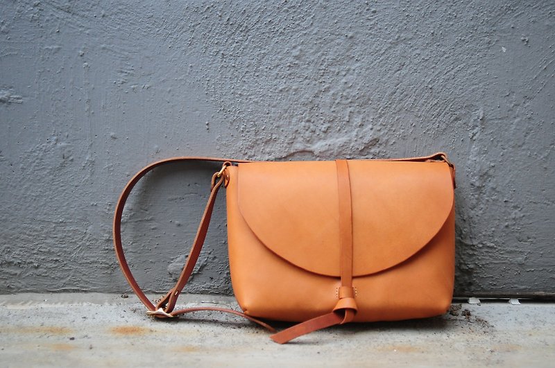 Hand Stitched Leather Shoulder Bag/ Carry On Bag - กระเป๋าแมสเซนเจอร์ - หนังแท้ 