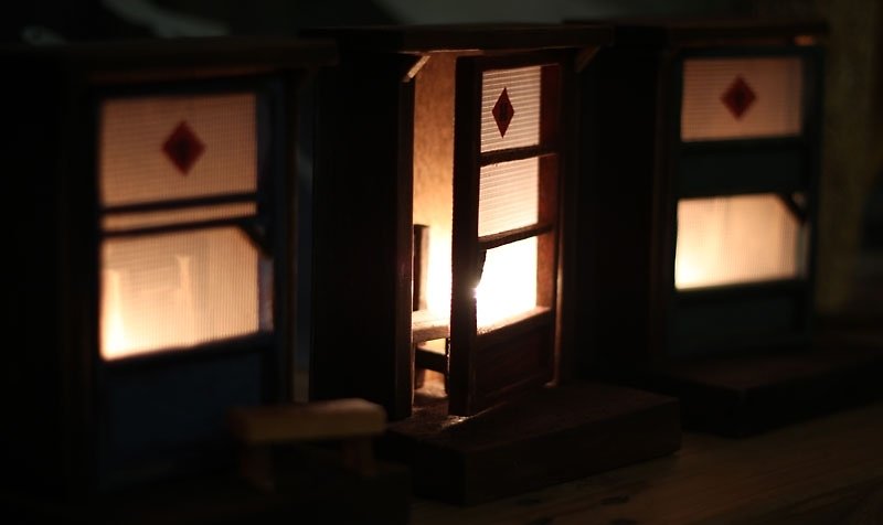 磚紅老木門小夜燈 - โคมไฟ - ไม้ สีแดง