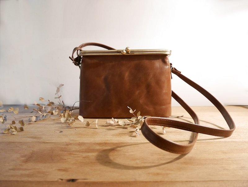 Small box bag - brown - กระเป๋าแมสเซนเจอร์ - หนังแท้ สีนำ้ตาล