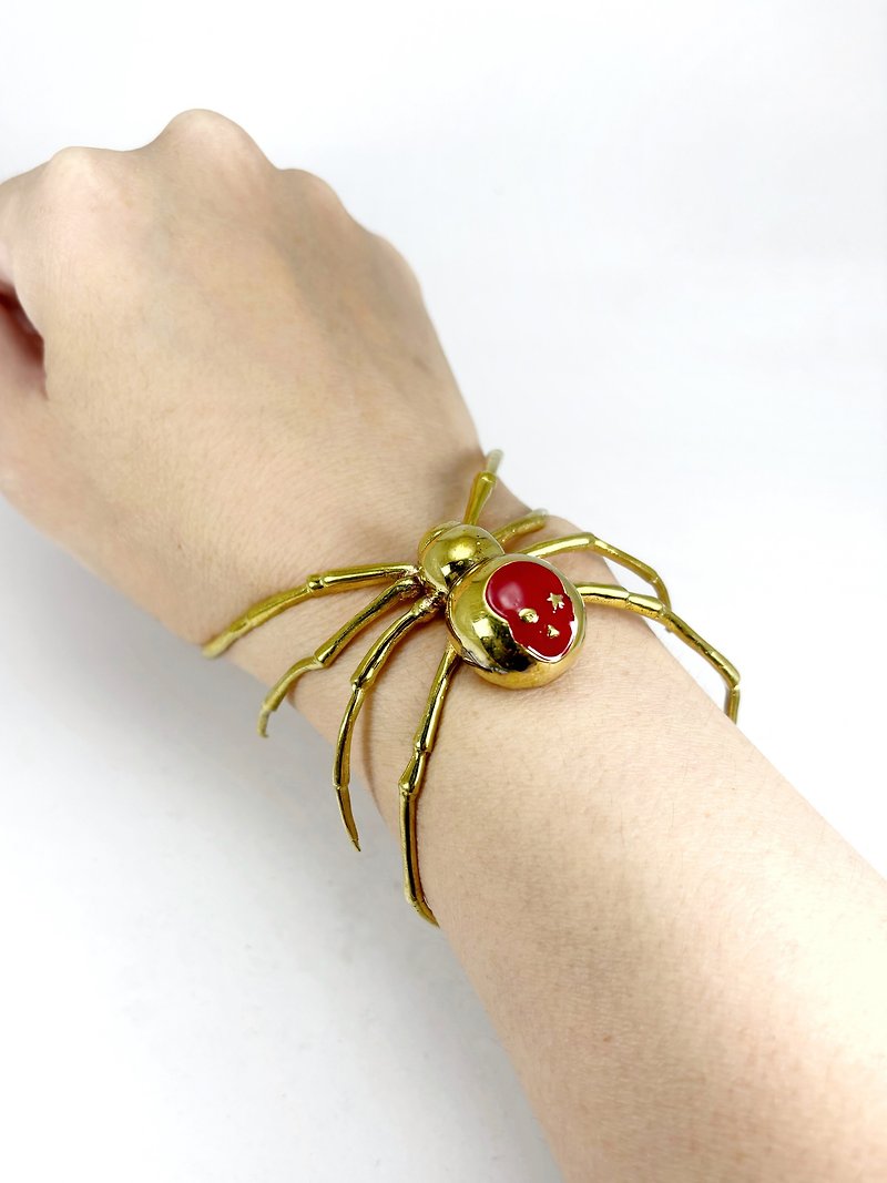 Spider bangle in brass with red enamel ,Rocker jewelry ,Skull jewelry,Biker jewelry - 手鍊/手環 - 其他金屬 