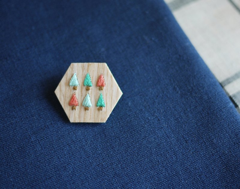 "Roppongi" wooden embroidery chapter - cool tone - เข็มกลัด - ไม้ หลากหลายสี