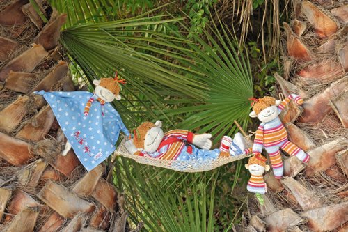 世紀ドイツのブランドケーテ・クルーゼは手作りの猿が運動を着て人形