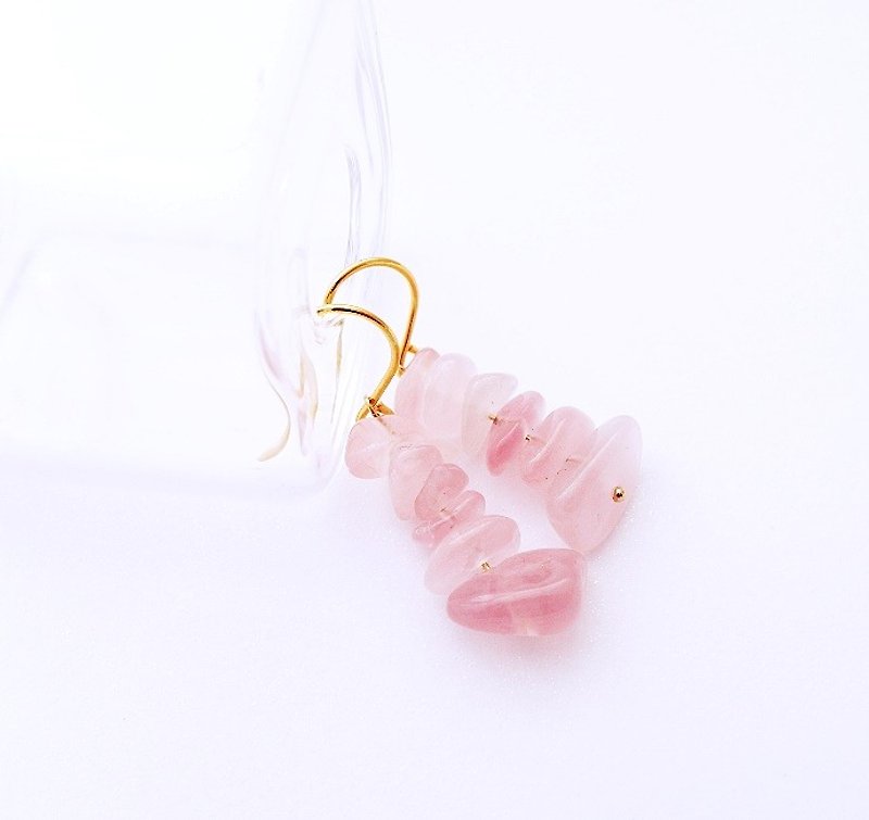Irregular Natural Powder Crystal Earrings Wild Custom Gifts Natural Stone Light Jewelry 14K GF - ต่างหู - เครื่องเพชรพลอย สึชมพู