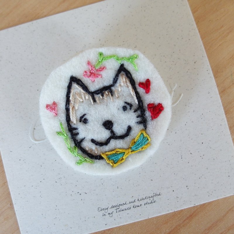 Cha mimi. Hand embroidery Love embroidery -! Love illustration kitten - เข็มกลัด - วัสดุอื่นๆ หลากหลายสี