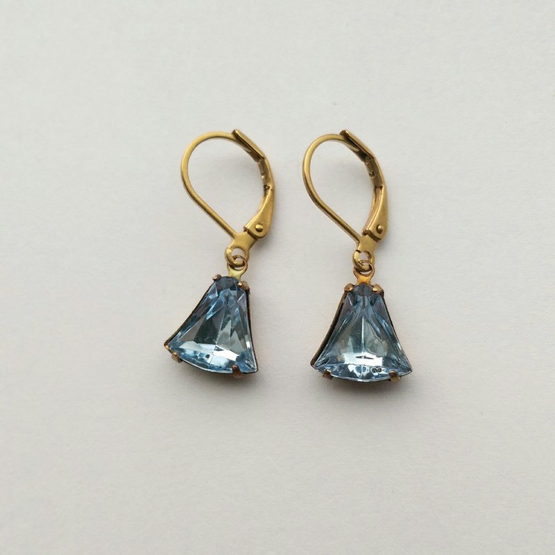 淺海藍鐘型古董玻璃耳環 - Earrings & Clip-ons - Gemstone Blue