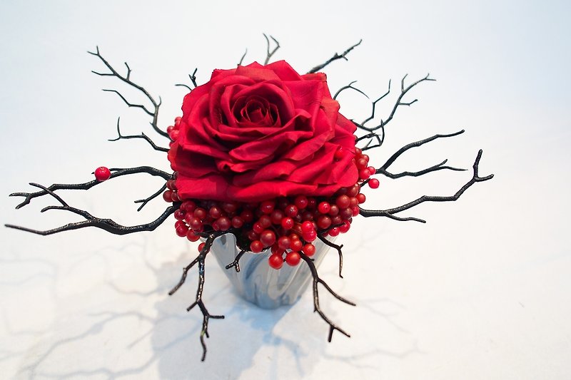 人造花飾-紅玫瑰現代個性花飾 - ตกแต่งต้นไม้ - วัสดุอื่นๆ สีแดง