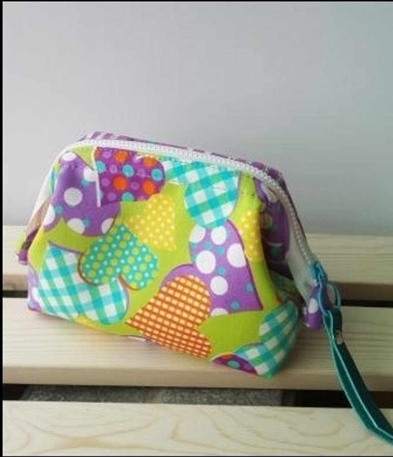 Colorful snacks with heart ㄇ-shaped cosmetic bag - Toiletry Bags & Pouches - Other Materials Multicolor