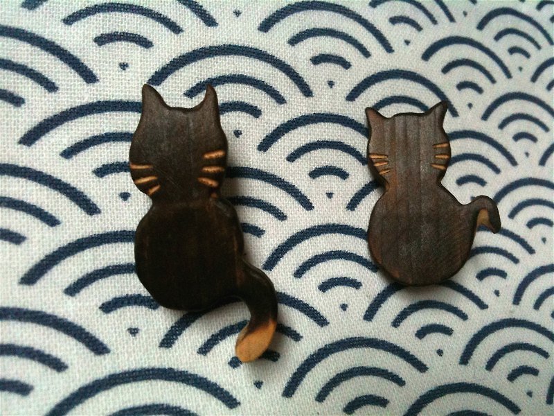檜木黑貓白貓別針 - ブローチ - 木製 ブラウン