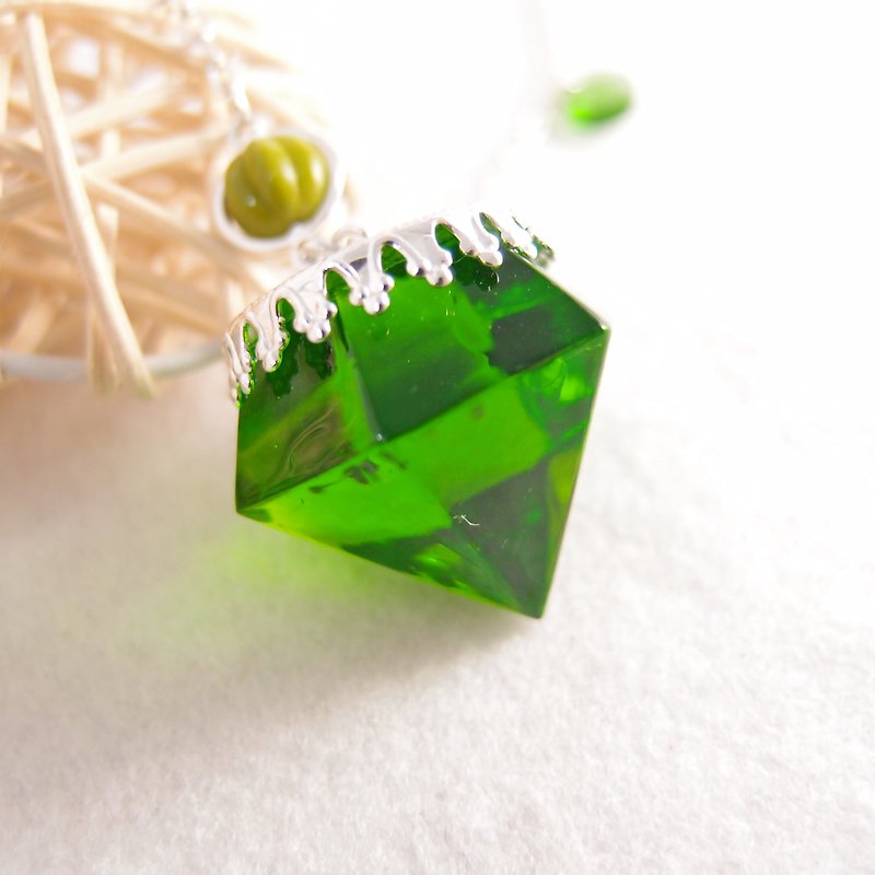 [Playful] diamond emerald ● ● x pumpkin bead necklace silver color retention / hypoallergenic - Long Necklaces - Acrylic Green