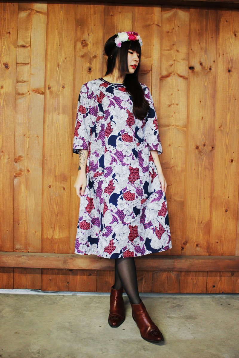 F813 (Vintage) white with large flowers pink wavy pattern elegant sleeve vintage dress - ชุดเดรส - วัสดุอื่นๆ ขาว