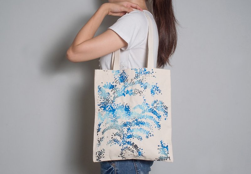 Hand-painted hand-printed cloth bag [Moon tree] Single-sided pattern portable/shoulder - กระเป๋าแมสเซนเจอร์ - ผ้าฝ้าย/ผ้าลินิน สีน้ำเงิน
