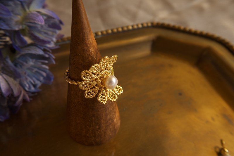 Gold Lace Flower pearl Ring - แหวนทั่วไป - เครื่องเพชรพลอย สีส้ม