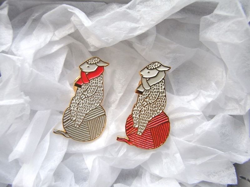 羊 胸章 胸針 別針 紅白 2 入組 - 胸針 - 其他金屬 紅色