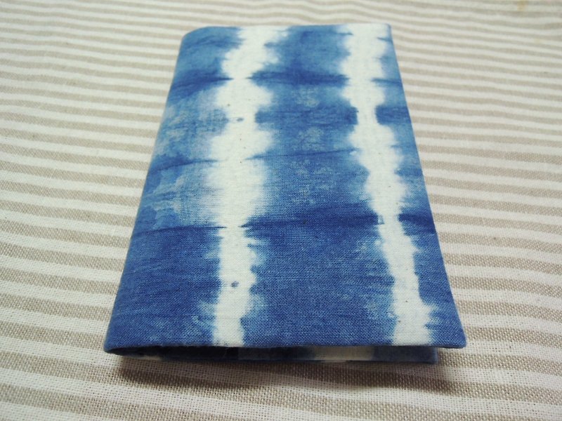 【姆姆草木染】藍染護照夾(條紋款) - 護照套 - 棉．麻 藍色