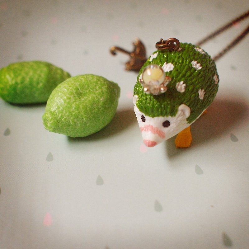 Fabulous Adventure - green lemon rain hedgehog necklace - สร้อยคอ - พลาสติก สีเขียว