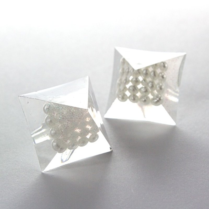 Pyramid earrings (stratum White) - ต่างหู - วัสดุอื่นๆ ขาว