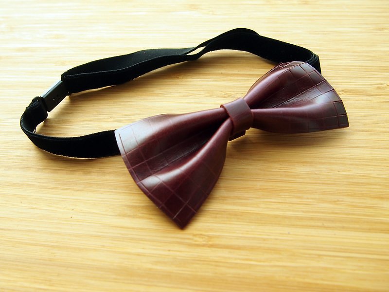 Hand-made wine red vegetable tanned leather plaid bow tie - เนคไท/ที่หนีบเนคไท - หนังแท้ 