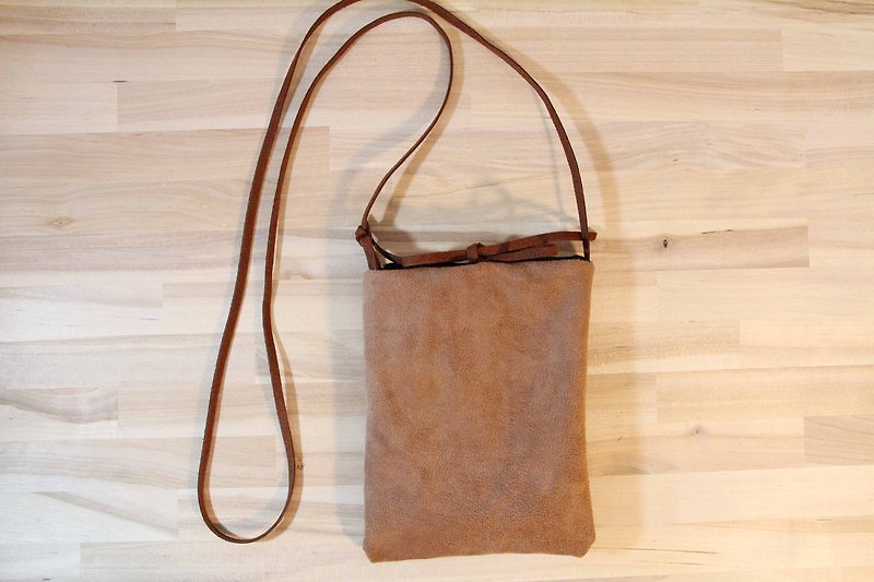 Quimper's Back Bag-Brown Suede Strap Phone Bag - อื่นๆ - ผ้าฝ้าย/ผ้าลินิน 