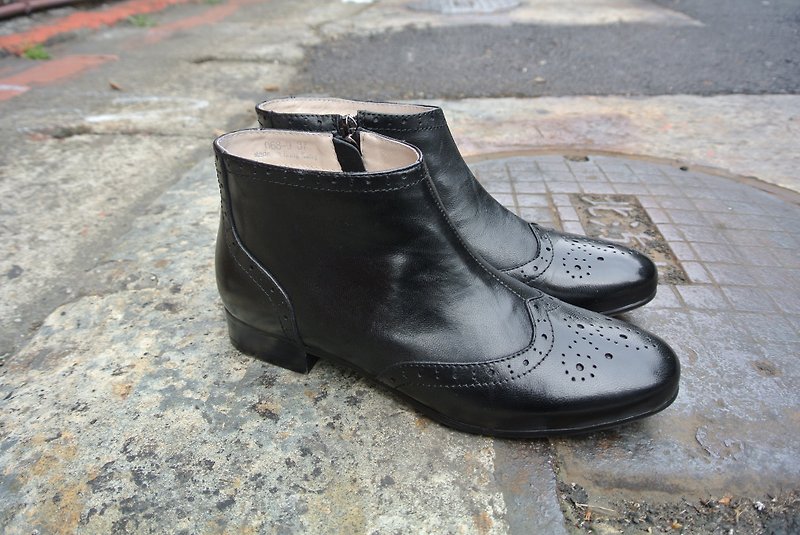# 913 # [temperature below 25 degrees C we can hold a minimalist carved boots / black] - รองเท้าบูทสั้นผู้หญิง - หนังแท้ สีดำ