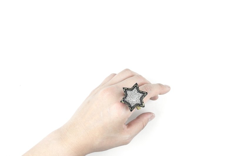 SUE BI DO WA-Hand-made leather and hand-woven star ring (silver)-Leather mix with yarn Star Ring - แหวนทั่วไป - หนังแท้ ขาว