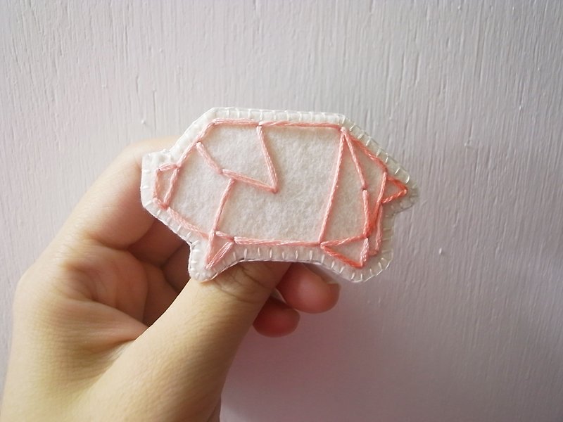 ORIGAMI Origami Embroidery Forest Series - gradient pink piggy pin - Brooches - Thread Pink