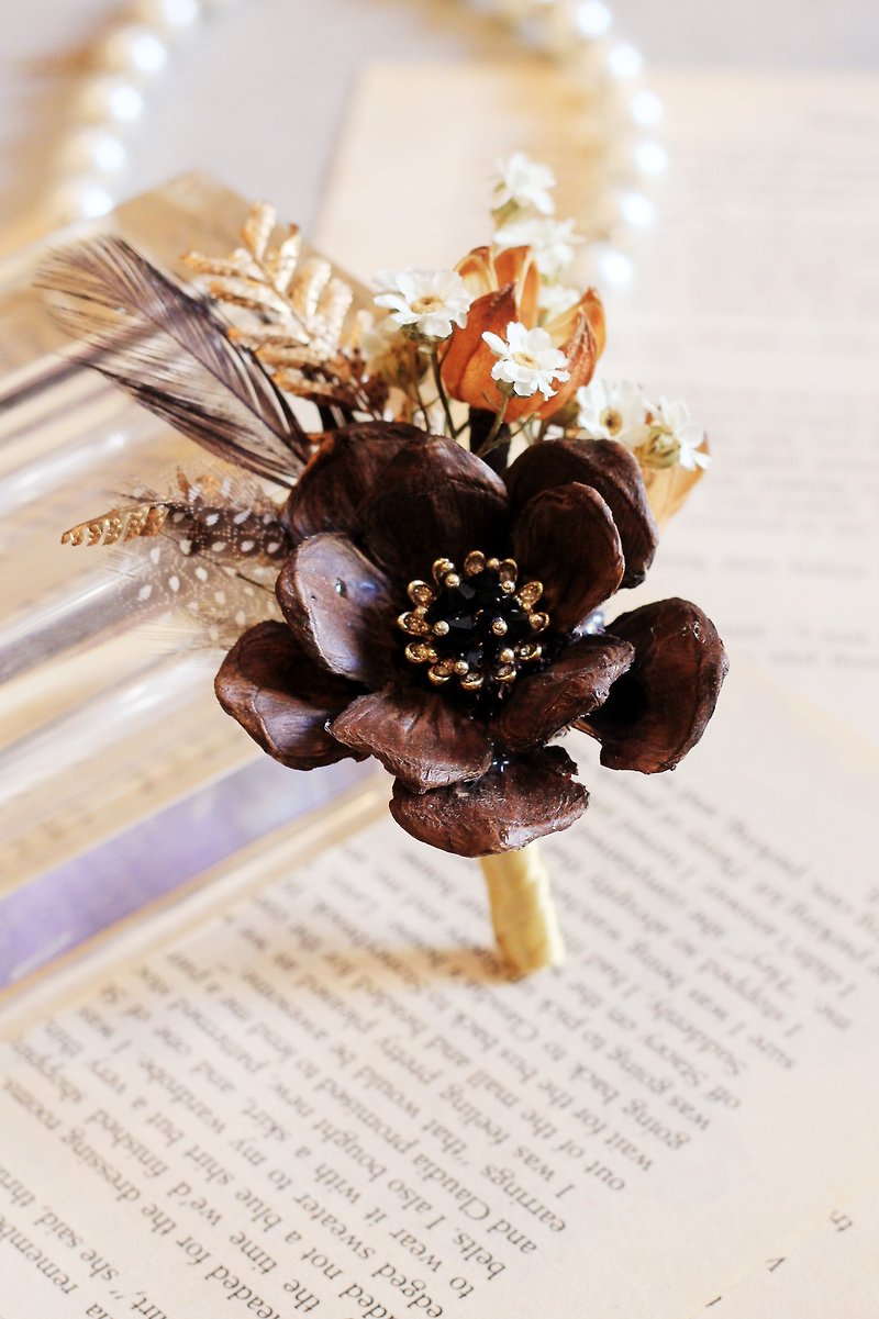 Handmade dried flower brooch [series] Songhua / gold leaf (dark brown) - Brooches - Plants & Flowers Brown